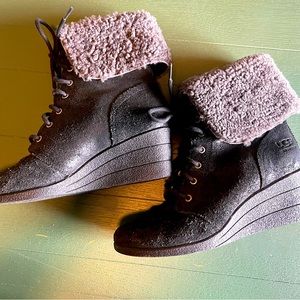 Women's 9M UGG Waterproof Winter Wedge Boots Black Leather Shearling